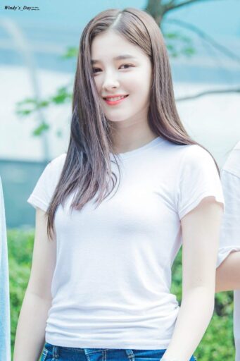 Nancy (MOMOLAND) bị lộ ảnh lúc đang thay đồ