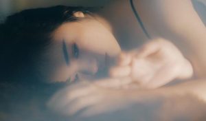 Hình ảnh cô gái mệt mỏi