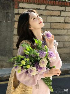 Ảnh cô gái cầm hoa