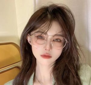 Ảnh gái xinh tóc dài đeo kính