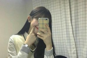 Ảnh gái xinh tóc dài che mặt