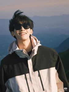 Ảnh trai đẹp đeo kính